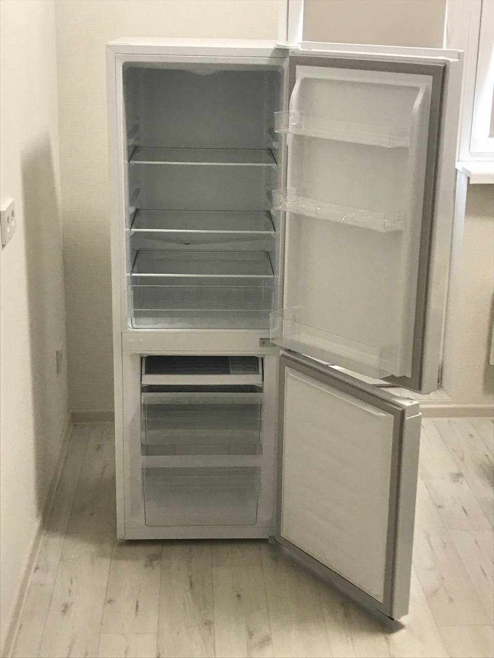 Холодильник и шкаф